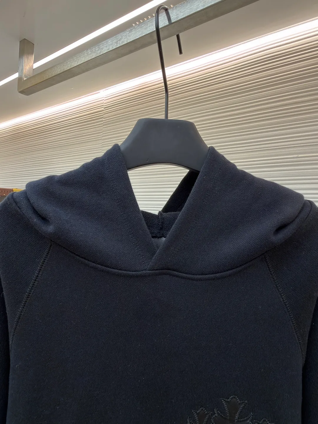 P490 Chrome Hearts logo hooded sweatshirt ●Original version: Purchased and developed by 15998 ●Item number: 1682026-B15 ●Fabric: interwoven air cotton fabric ●Technology: patch embroidery production ●Color: black ●Version: Loose fit ●Weight: about 1015 grams ●Size: S-M-L-XL ●Description: Customized heavy fortress interwoven air cotton, full texture, thick and solid, based on high-end soot tone With a sense of beauty that coexists with vicissitudes of life and elegance, the CHRO heart cross appliqué decoration on the chest becomes the ultimate interpretation of the dark Gothic style. The CH Gothic font is the finishing touch on the back page, letting the totem become your spiritual thorn. The logo iron plate sways slightly with the swing of the body, adding a sense of movement and vitality. It is unobtrusive but has an indescribable aura. It interprets the perfect blend of retro and luxury, using imported machine appliqué technology. Using advanced computer control systems and precision mechanical components, the Chrome Hearts logo appliqué embroidery operation is realized, showing an embroidery effect with both clarity and three-dimensionality. The fabrics have been washed, have a better hand feel, are not easy to deform, are not easy to shrink, are not easy to fade, and maintain long-term beauty. The overall wiring is straight and delicate, the fabric is comfortable and soft, and the color is consistent without color difference. It can be matched with the same style to create a fashionable look and control various occasions. Customized accessories, complete with three standards, same style for men and women!